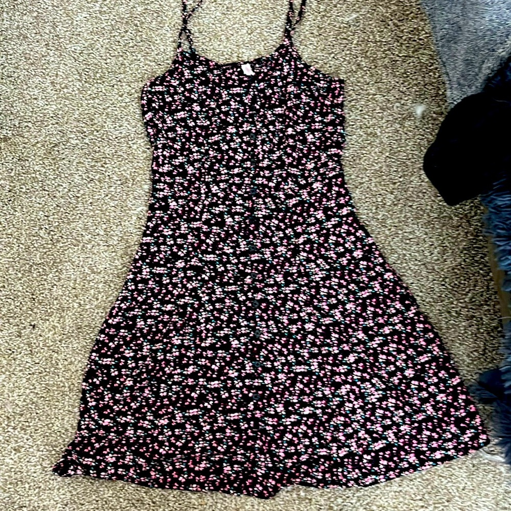 Medium floral button up dress with tie in the back, built in pockets as well